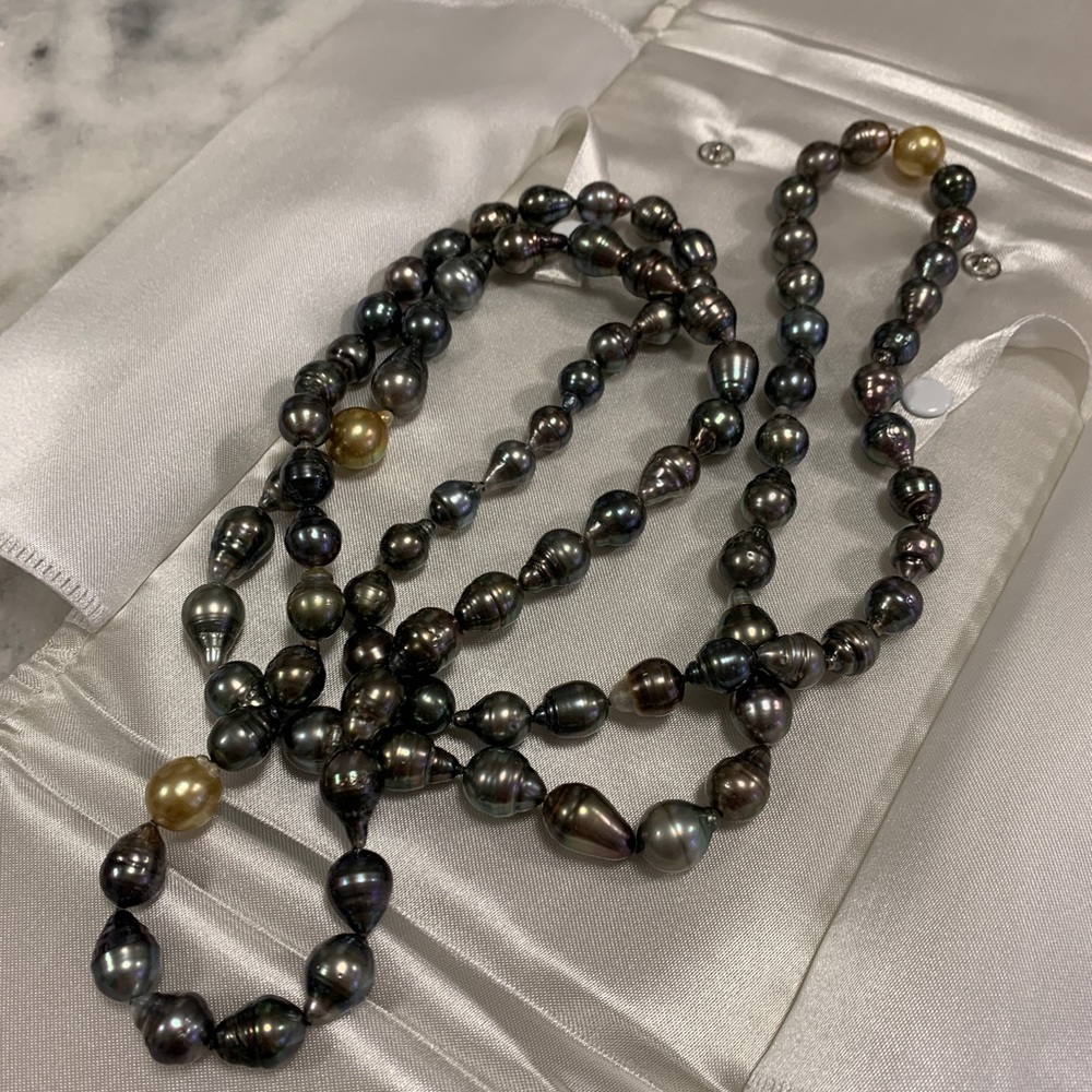 Beautiful strand  Tahitian and Golden South Sea Pearls